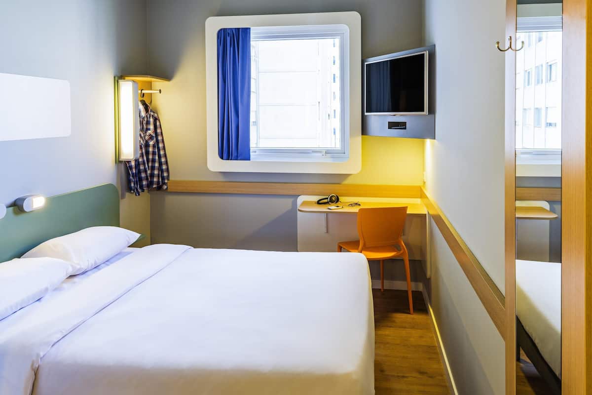 Standard Room, 1 Double Bed | Individually decorated, desk, laptop workspace, blackout drapes