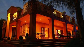 Fachada del alojamiento - Noche