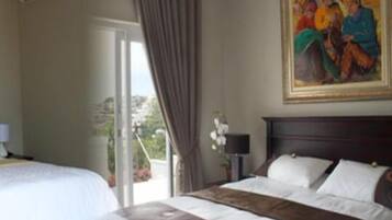 Premium bedding, desk, soundproofing, free WiFi