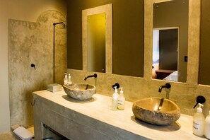Habitación estándar, 1 habitación | Baño | Cabezal de ducha tipo lluvia, secador de pelo, albornoces y toallas