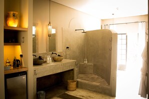 Luxury Room, 1 Bedroom | Bathroom | Rainfall showerhead, hair dryer, bathrobes, towels - Olive Grove Guesthouse (Windhoek)