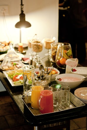Breakfast buffet - Olive Grove Guesthouse (Windhoek)