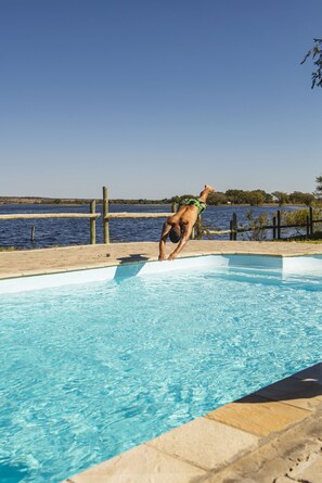 Utendørsbasseng, bassengparasoller og solsenger
