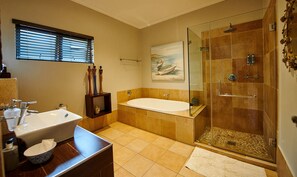 Camera Luxury, 1 camera da letto | Bagno | Doccia, set di cortesia gratuito, asciugamani