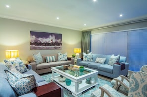 Flat-screen TV, DVD player - The Hamptons Guest House (Umhlanga)