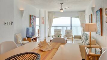 Apartment (1002 Bermudas) | Living area | 40-inch TV with satellite channels