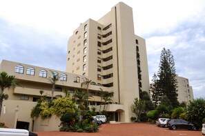 Front of property - 1002 Bermudas (Umhlanga)