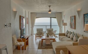 Appartement (1002 Bermudas) | Aire de séjour | Téléviseur de 40 po avec télévision par satellite