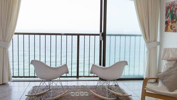 Apartment (1002 Bermudas) | Living area | 40-inch TV with satellite channels