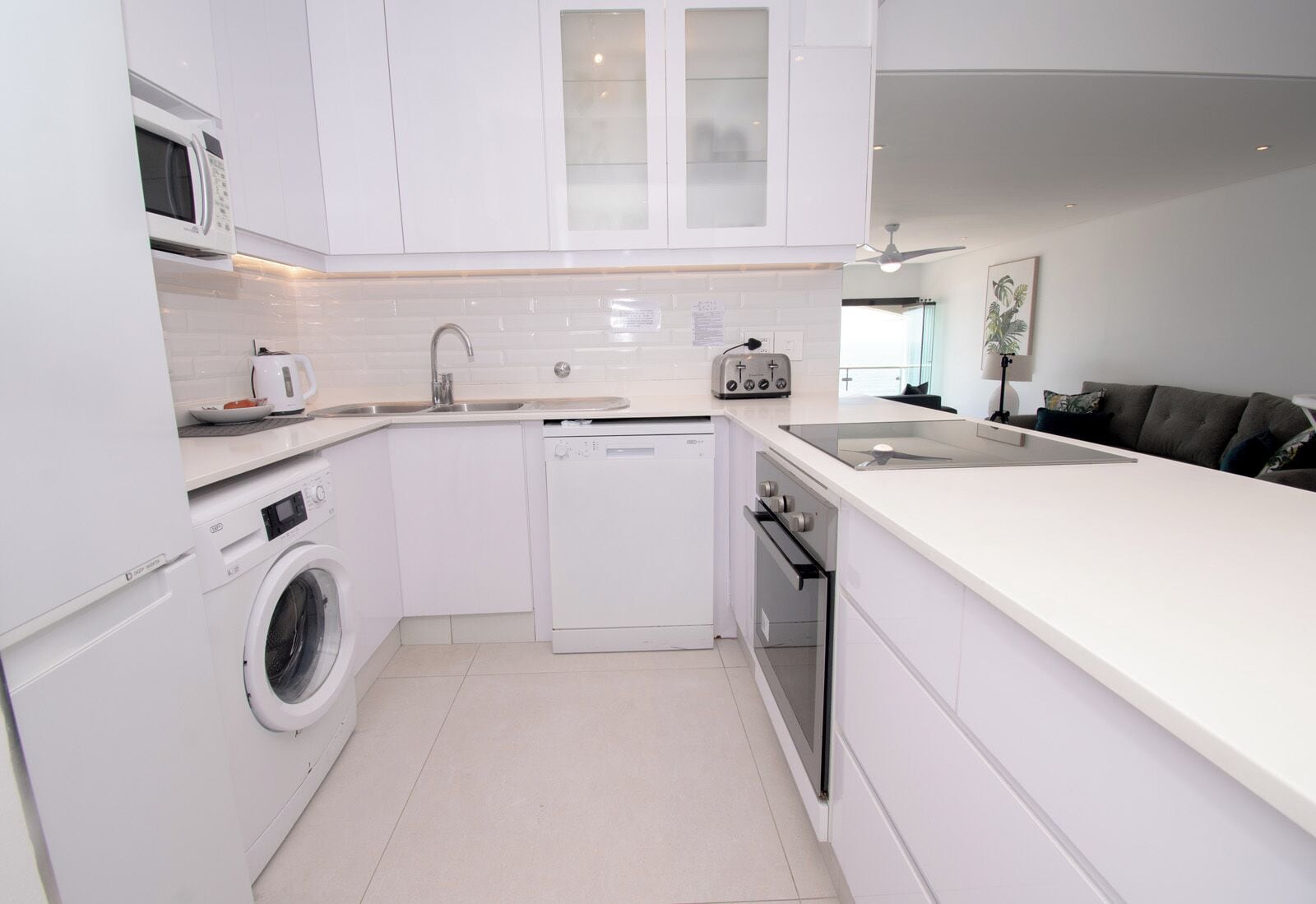 Apartment (1002 Bermudas) | Private kitchen | Full-sized fridge, microwave, oven, stovetop