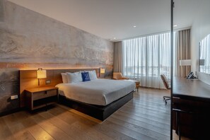 Premium bedding, in-room safe, desk, laptop workspace - The Hotel at Midtown (Chicago)