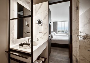 Habitación Deluxe, 2 camas Queen size | Baño | Regadera tipo lluvia y amenidades de baño de diseñador