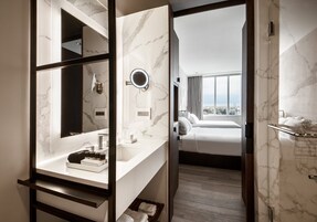 Quarto luxo, 2 camas Queen | Banheiro | Chuveiro com efeito de chuva, produtos de toalete de grife