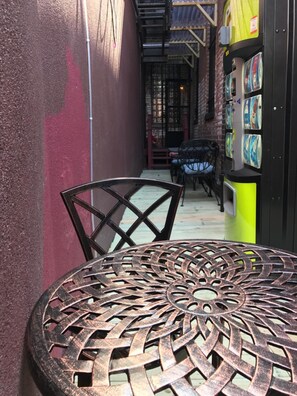 Outdoor dining - Duo Nomad - Hostel (Washington)
