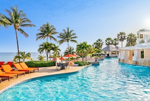 2 piscinas al aire libre, sombrillas, sillones reclinables de piscina