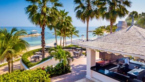 Een resort met een zwembadgedeelte, terras en uitzicht op zee.
