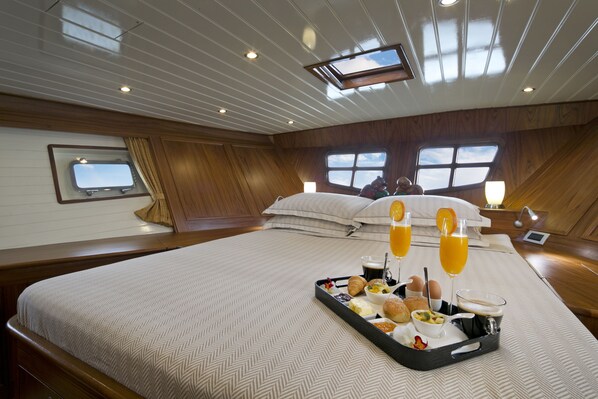 Yacht Cabin Double  | 高档床上用品、客房内保险箱、隔音、熨斗/熨衣板