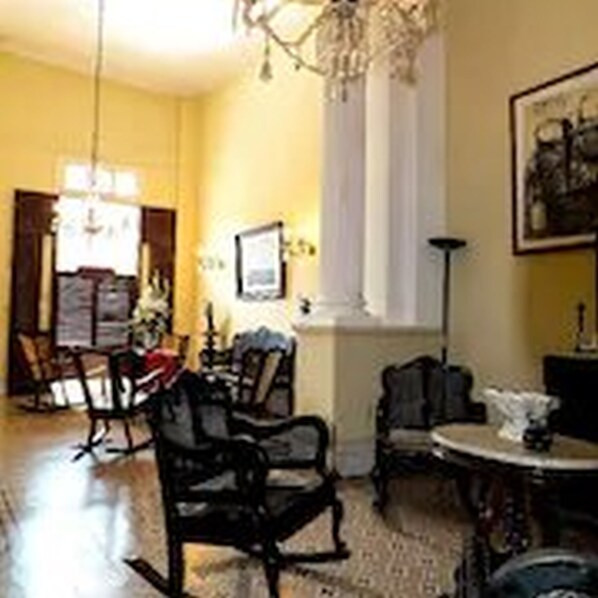 A room with a chandelier, a dining table, and chairs. - Dona Amalia (Cienfuegos)