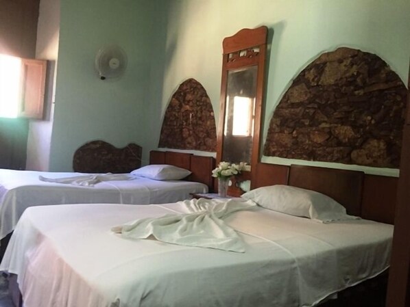 Chambre Double ou avec lits jumeaux | Minibar, fer et planche à repasser, draps fournis