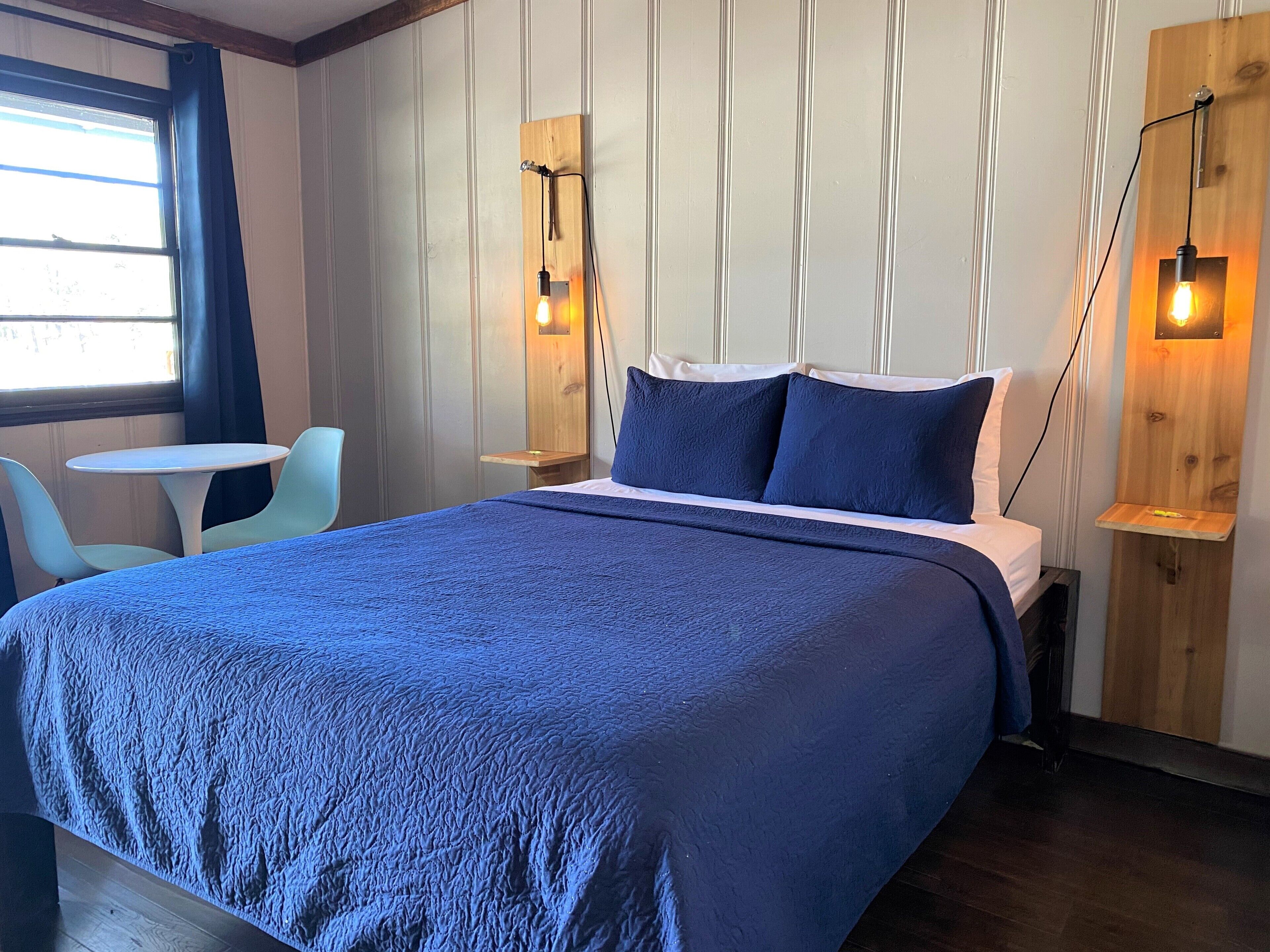 Habitación Deluxe, 1 cama Queen size, vista a la montaña | Decoración personalizada, muebles diferentes y cortinas blackout 