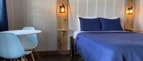 Deluxe kamer, 1 queensize bed, uitzicht op bergen | Individueel gedecoreerd, individueel gemeubileerd