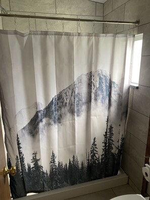 Chambre Deluxe, 1 grand lit, vue montagne | Salle de bain | Douche, sèche-cheveux, serviettes fournies, savon