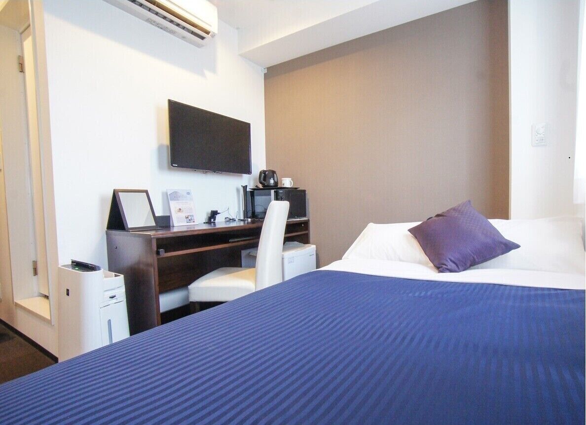 Decoración individual, escritorio, wifi gratis y ropa de cama