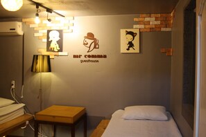 Chambre avec lits jumeaux, salle de bain attenante | Fer et planche à repasser, lit d’appoint (supplément)