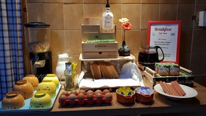 A breakfast setup with eggs, bread, and juice.