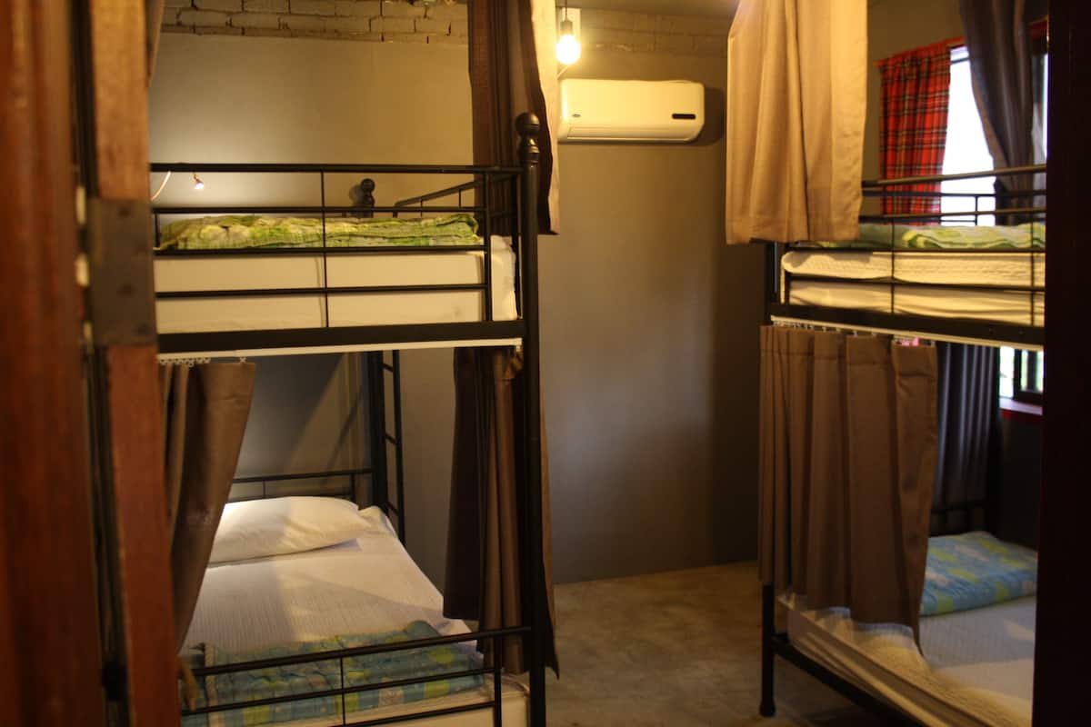 Dormitorio compartido, solo para mujeres, baño compartido (4-person, Foreigners only) | Tabla de planchar con plancha, camas extra y wifi gratis