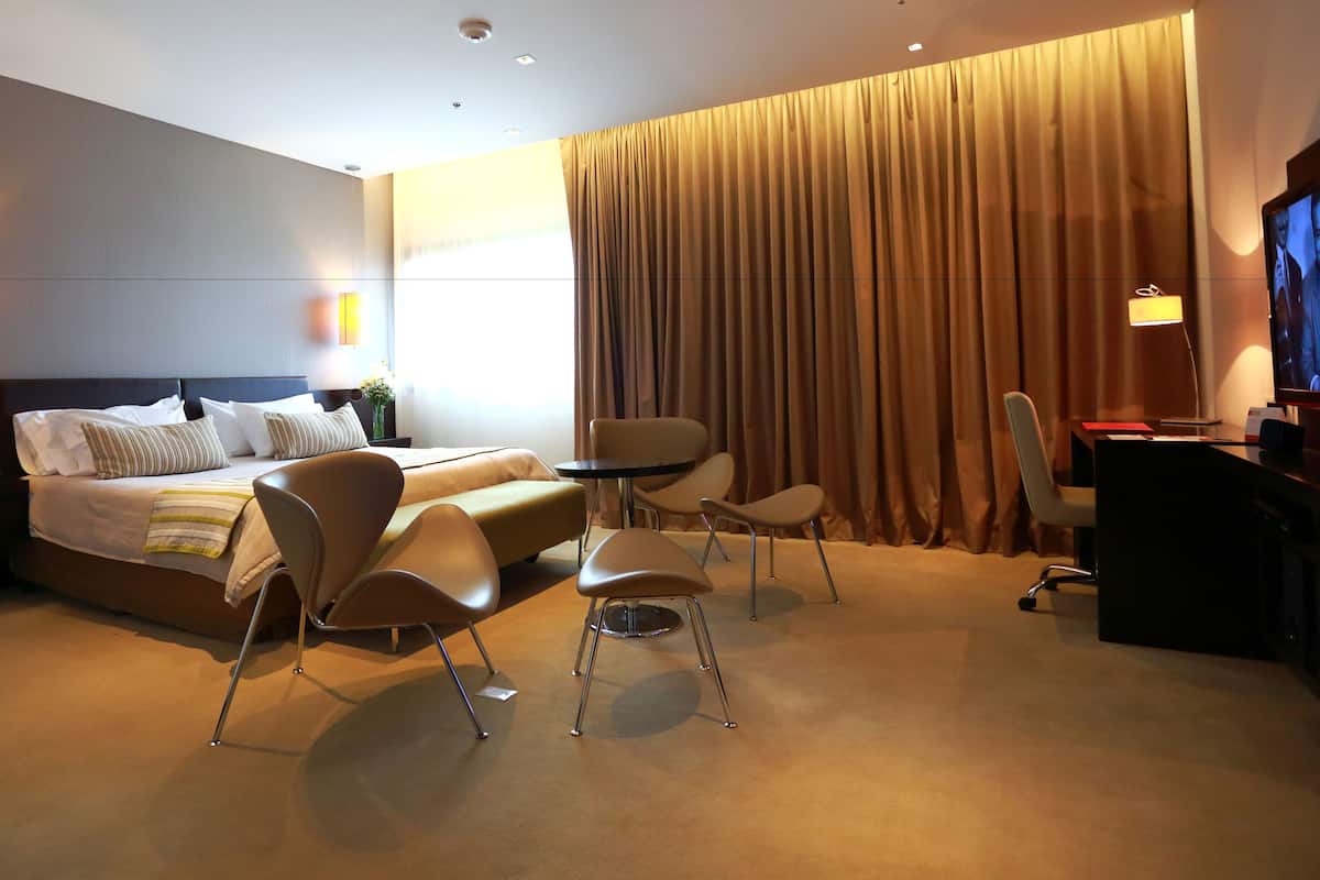 Executive-suite | Minibar, pengeskab på værelset, individuelt design