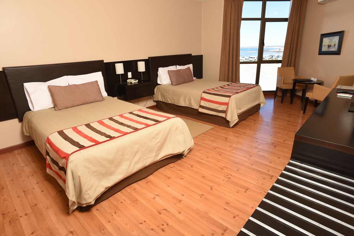 Habitación ejecutiva, vistas al mar | Caja fuerte, escritorio, tabla de planchar con plancha y wifi gratis