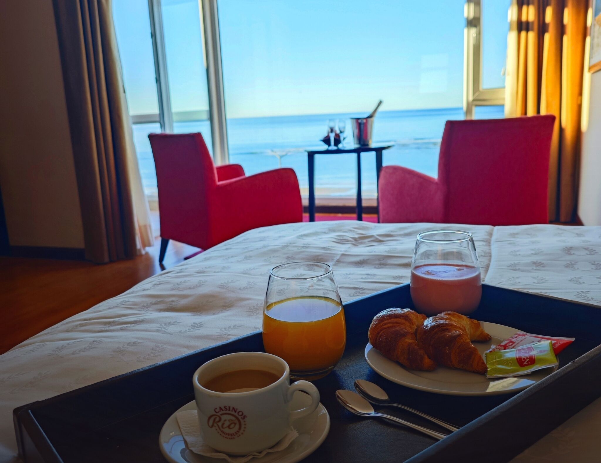 Caja de seguridad en la habitación y escritorio 