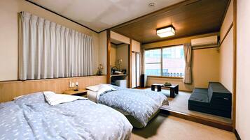 Quadruple Room | In-room safe, free WiFi, bed sheets