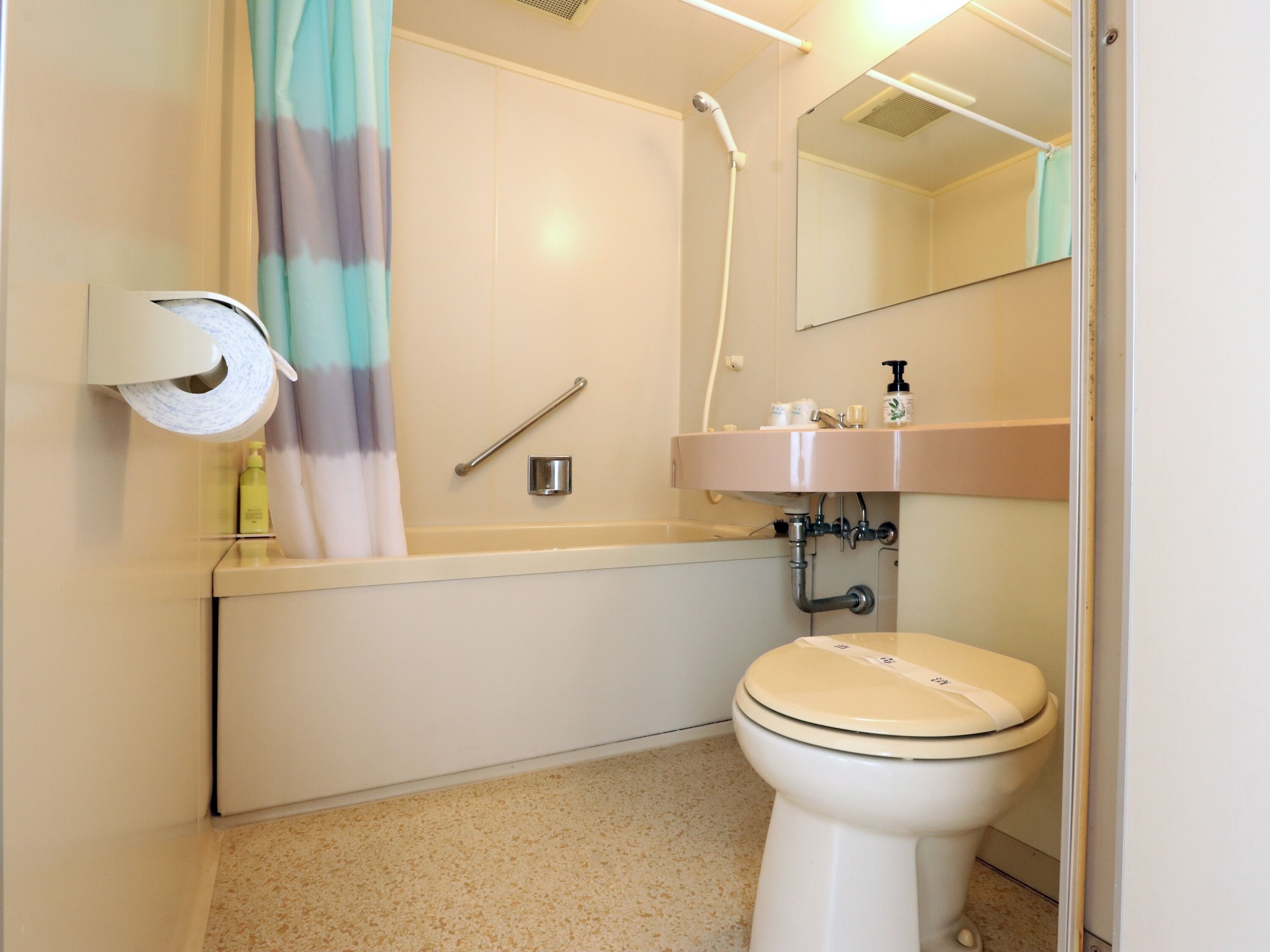 standard twin room, 2 single beds | bathroom | combined shower/bathtub, free toiletries, hair dryer, slippers