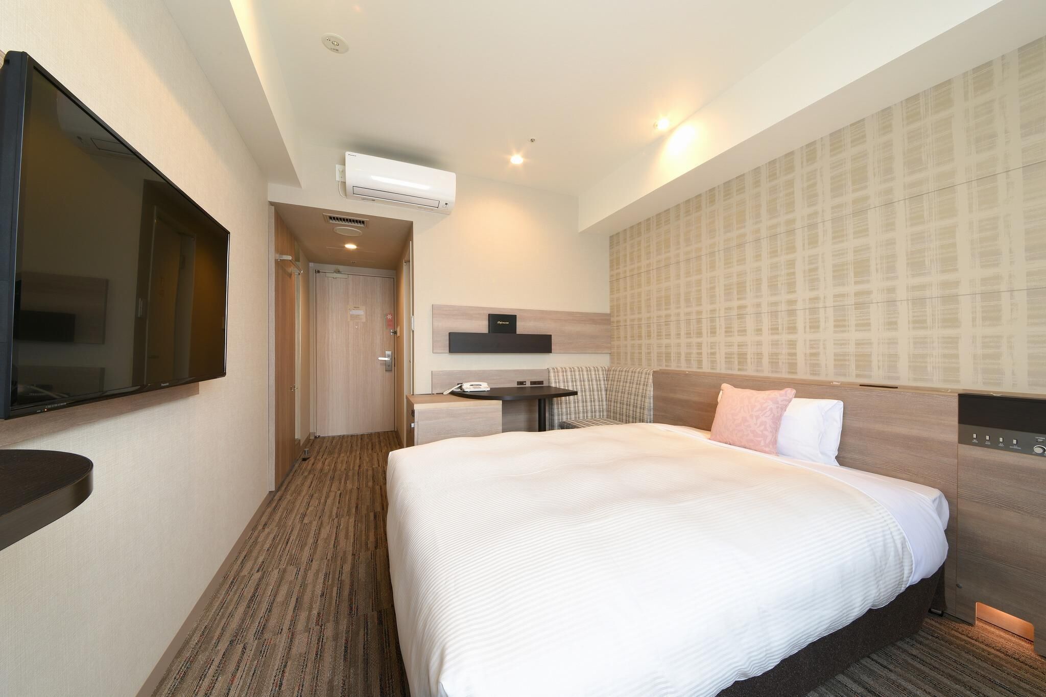 Escritorio, cortinas blackout y tabla de planchar con plancha 