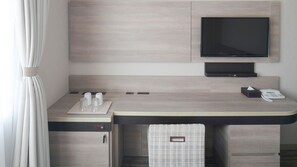 Desk, blackout drapes, iron/ironing board, free WiFi - Vessel Inn Shiga Moriyama Station (Moriyama)