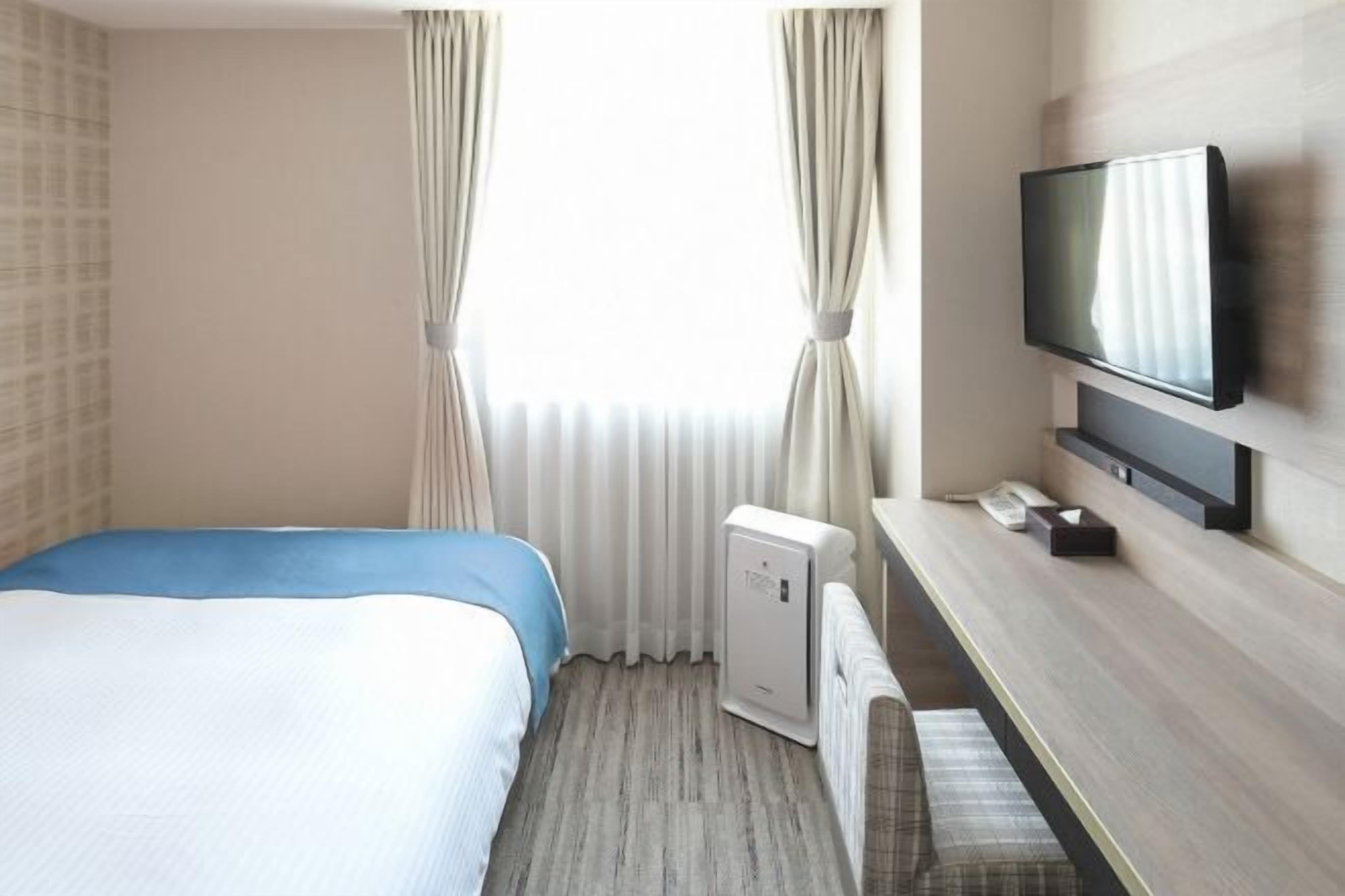 Escritorio, cortinas blackout y tabla de planchar con plancha 