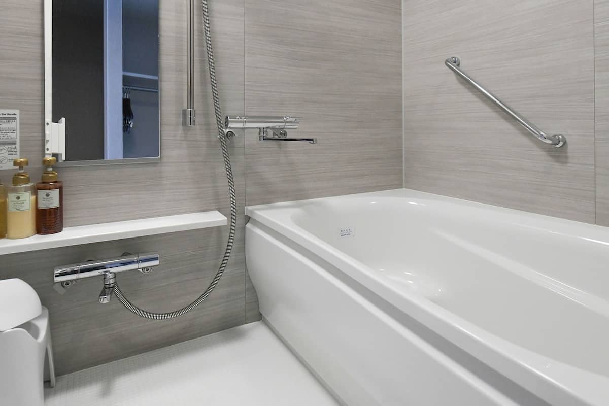 combined shower/bathtub, free toiletries, hair dryer, slippers