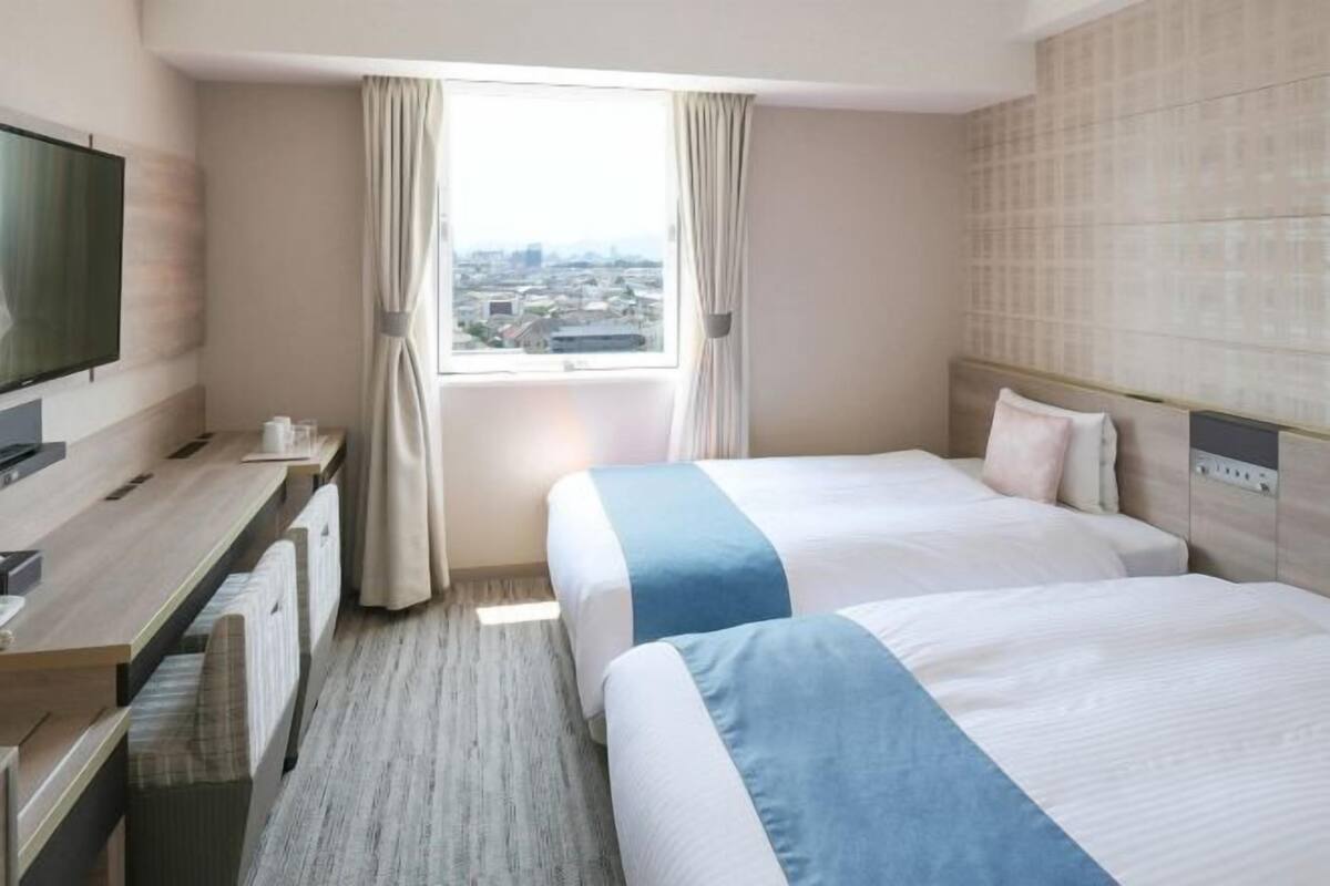 Escritorio, cortinas blackout y tabla de planchar con plancha