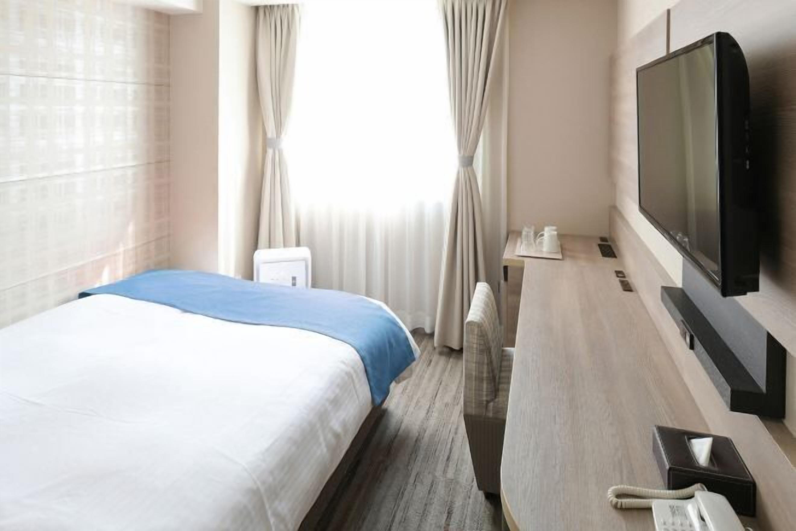 Escritorio, cortinas blackout y tabla de planchar con plancha 