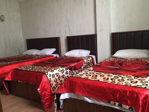 Minibar, in-room safe, desk, iron/ironing board - Royal Hotel (Batumi)