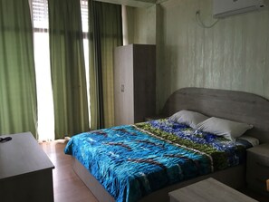 Minibar, in-room safe, desk, iron/ironing board - Royal Hotel (Batumi)
