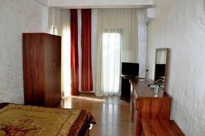 Minibar, caixa forta a l'habitació i escriptori 