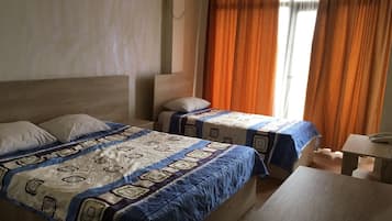 Minibar, coffres-forts dans les chambres, bureau