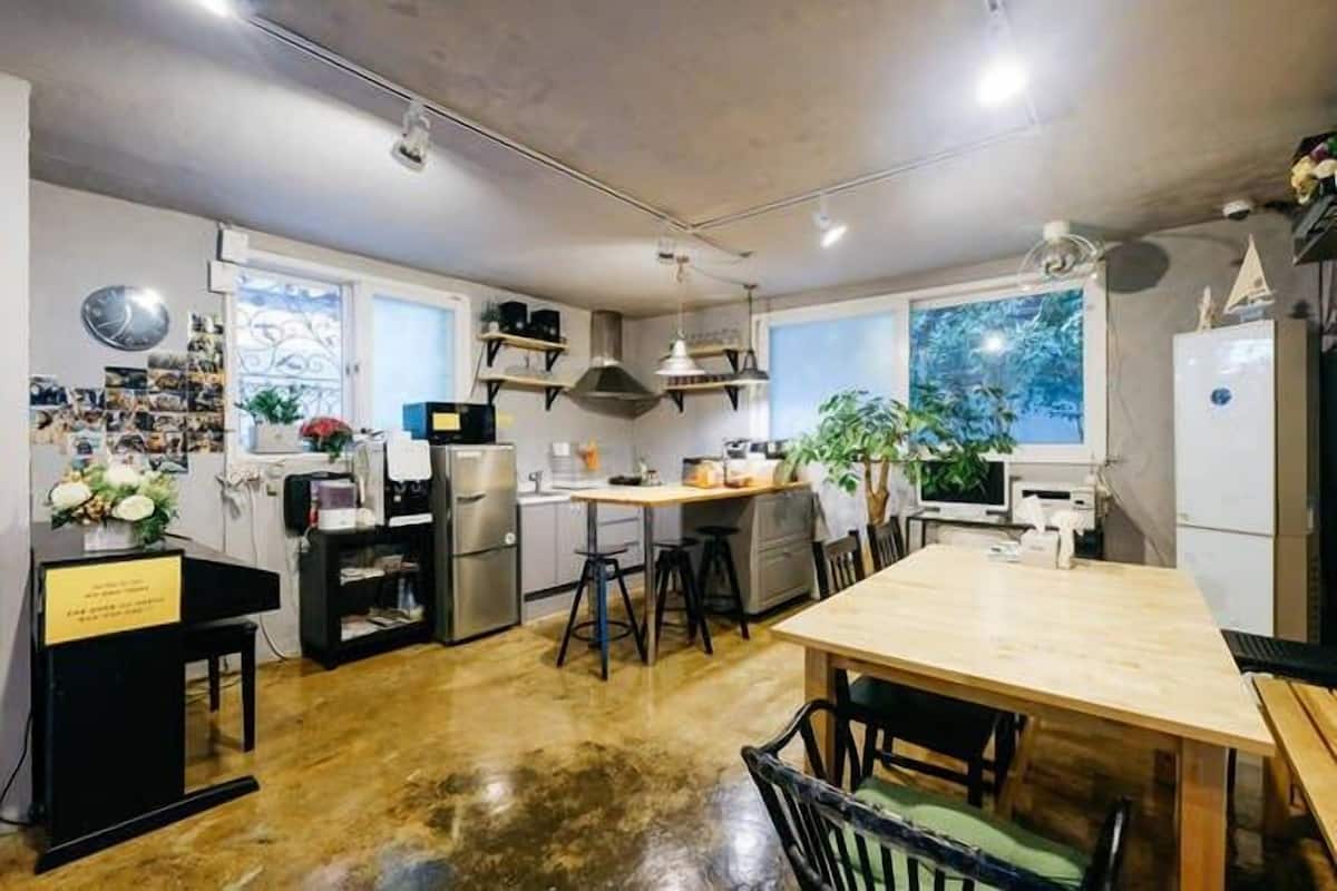 Itaewon 1F - 3 Bedrooms | Makan dalam bilik
