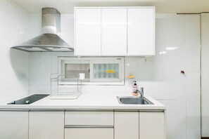 Itaewon 3F - 3 Bedrooms | Cozinha privada | Geladeira, micro-ondas, cooktop, cafeteira/chaleira