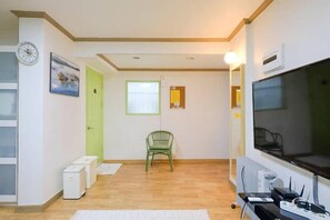 Itaewon 2F - 3 Bedrooms | Living area