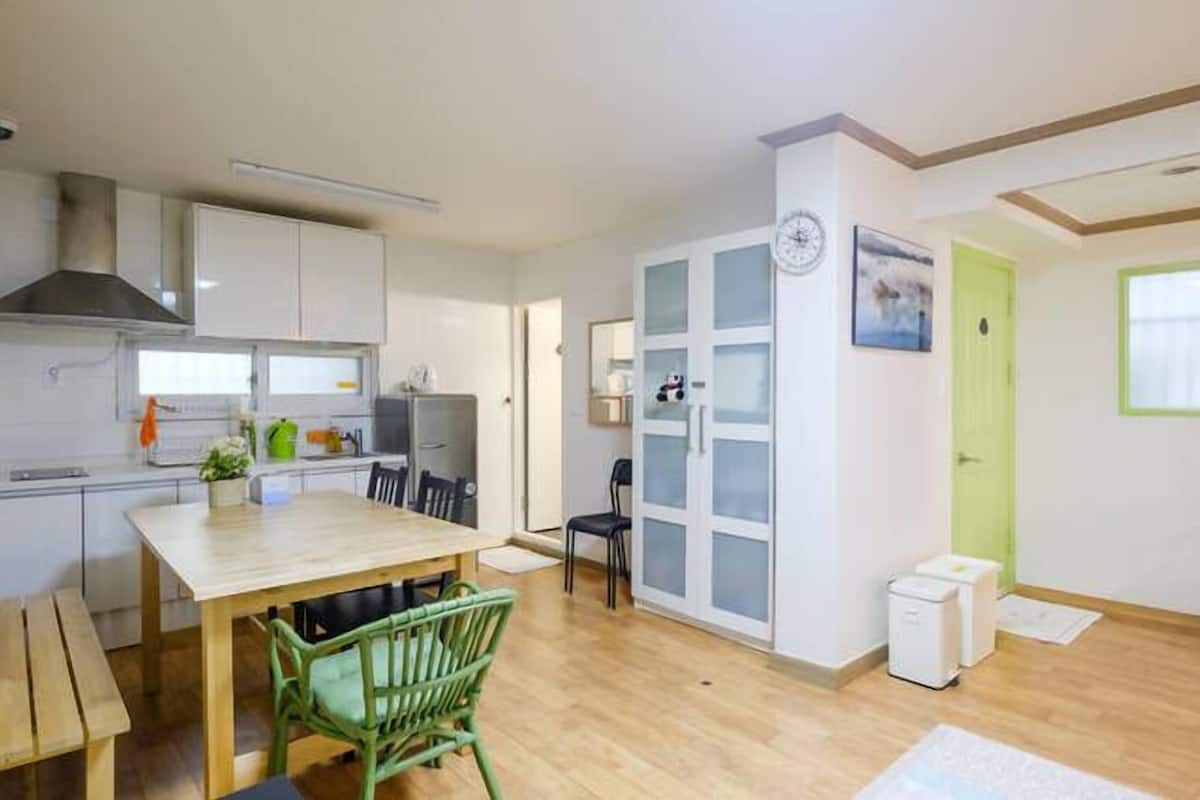 Itaewon 2F - 3 Bedrooms | Makan dalam bilik