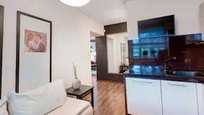 Appartement, 1 slaapkamer (Utepova 21a, 83-01041) | Privékeuken | Een koelkast, een oven, een waterkoker, kookgerei, borden en bestek
